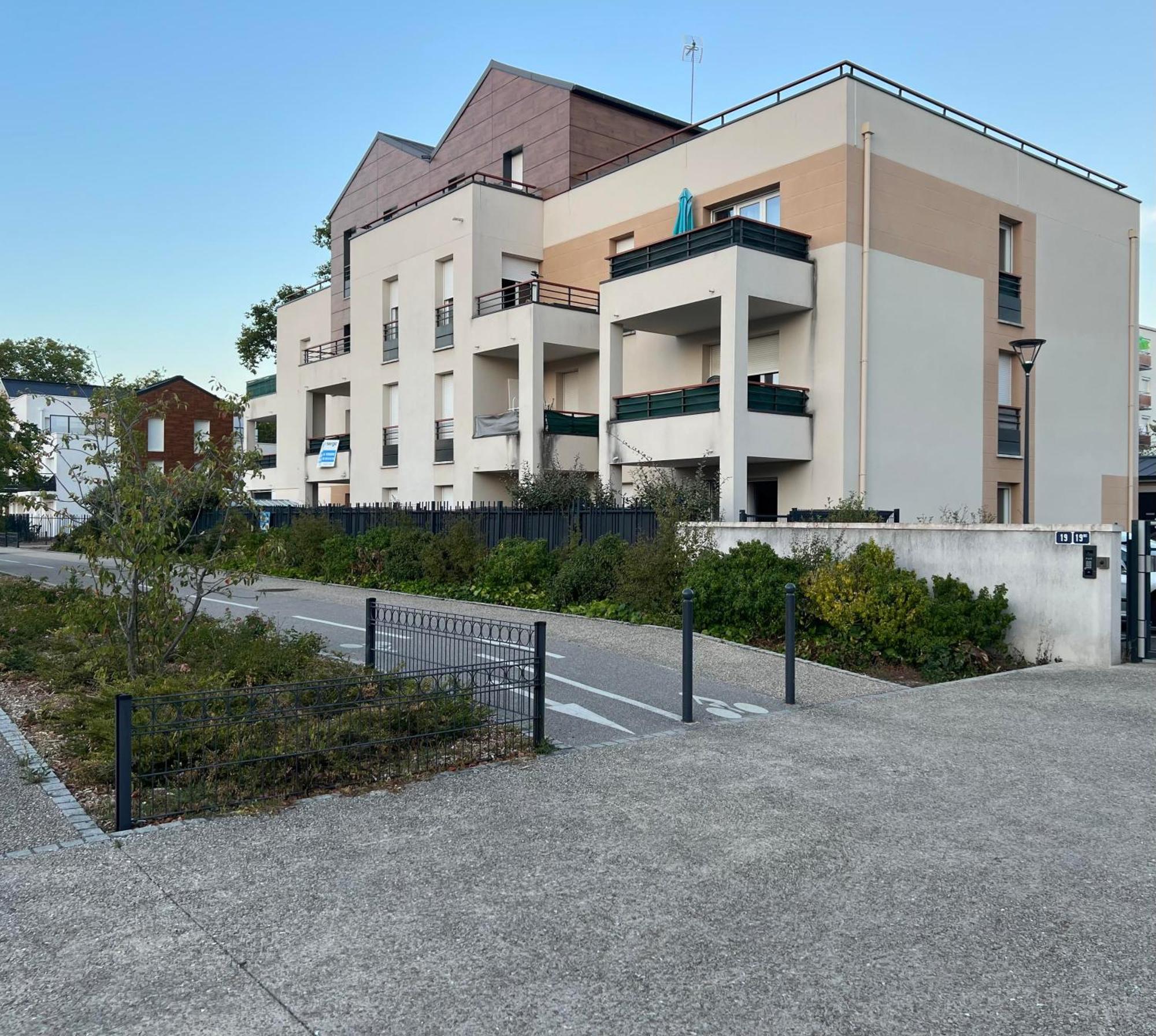 Appartement rez de chaussée avec parking privé Orléans Esterno foto
